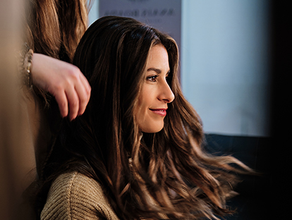 Peinado de chica en peluquería profesional